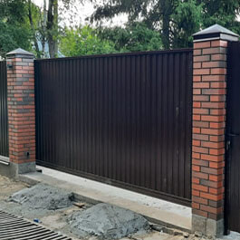 откатные ворота из профлиста с кирпичными столбами