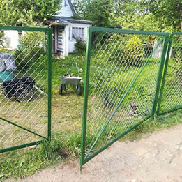 распашные ворота секционного забора из сетки