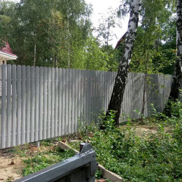 Двухсторонний светло-серый металлический штакетник