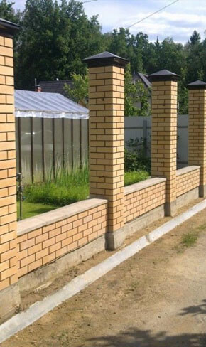 Ленточный фундамент и каменные столбы для забора
