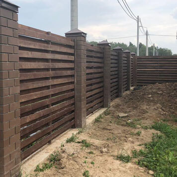 Горизонтальный деревянный забор с кирпичными столбами
