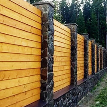 Забор лесенка из дерева и камня